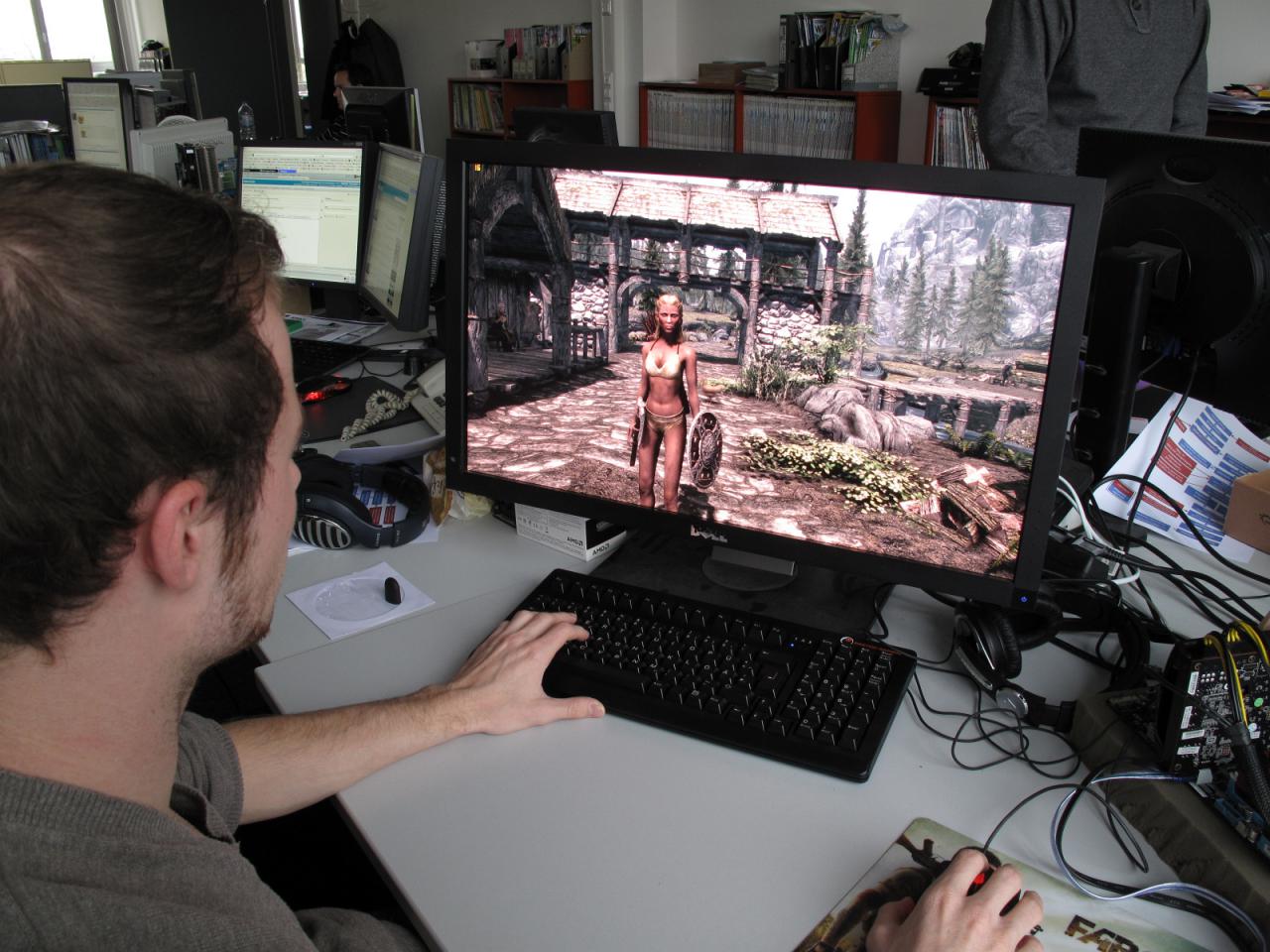 [11/11/2011] Wo bleibt der Nude-Patch? ;-) Skyrim am PC haut Marc, Hardcore-Fan der Elder-Scrolls-Reihe, zwar jetzt schon fast vom Bürostuhl, aber das Auge spielt ja bekanntlich mit - vor allem, wenn man einen weiblichen Protagonist wählt.