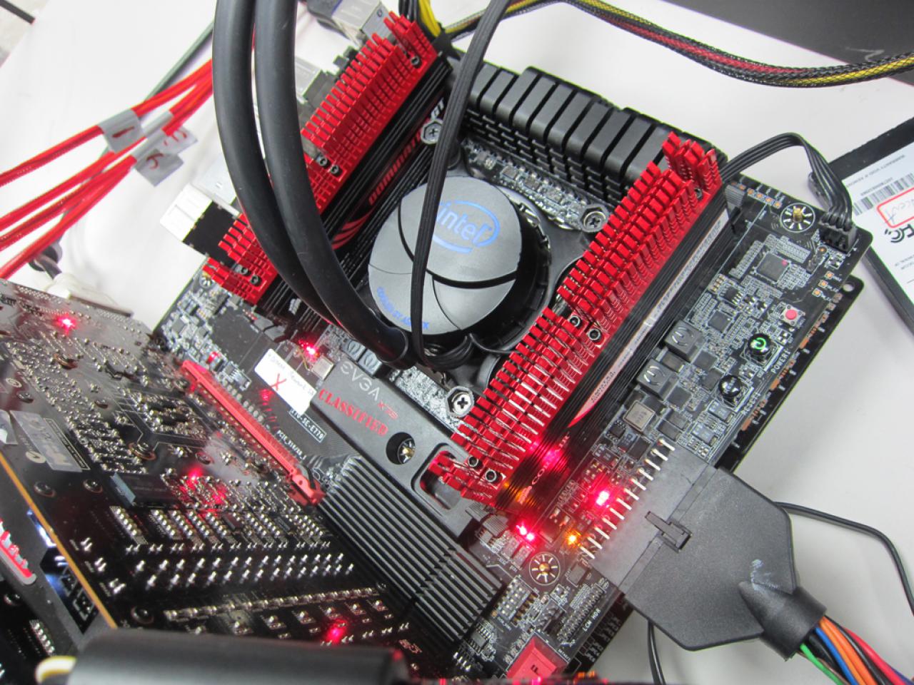 [17/11/2011] EVGA X79 Classified entfesselt: Flüssigstickstoff und 4-Wege-SLI (2)