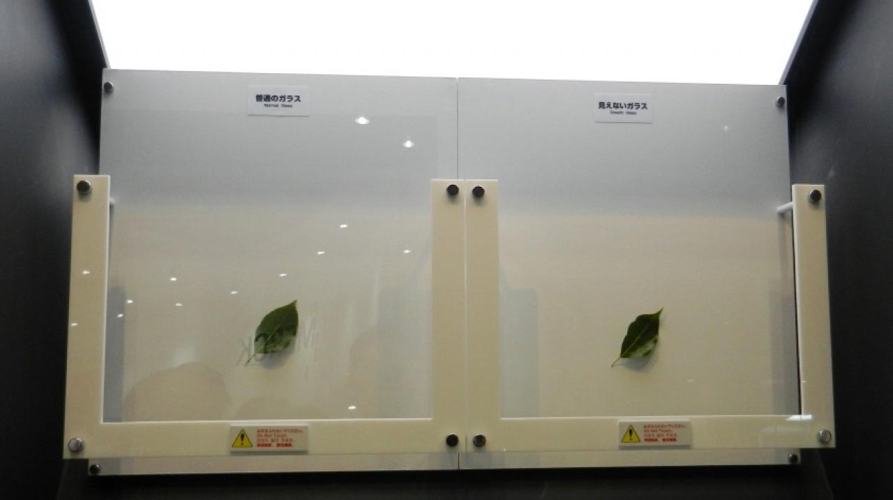 [02/11/2011] Links ist eine normale Glasscheibe, die bei LCDs eingesetzt wird. Rechts sehen Sie das so genannte 