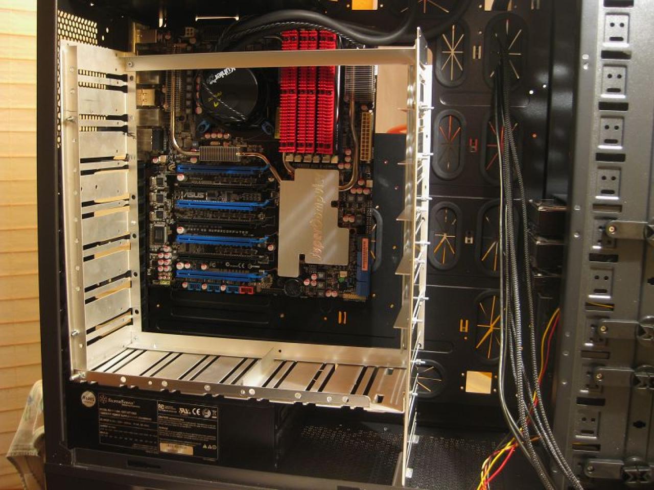 [04/11/2011] Antilles Supercomputer: Elf Grafikchips in einem PC - geht das gut? (1)