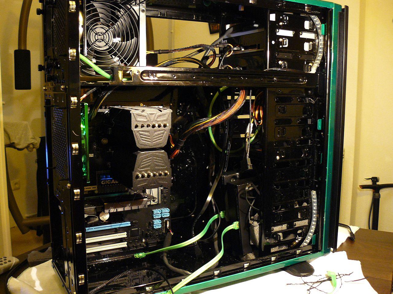[04/11/2011] Casemod The black envy: Giftgrün trifft auf schwarzen Lack (1)