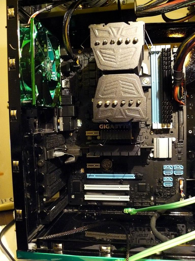 [04/11/2011] Casemod The black envy: Giftgrün trifft auf schwarzen Lack (6)