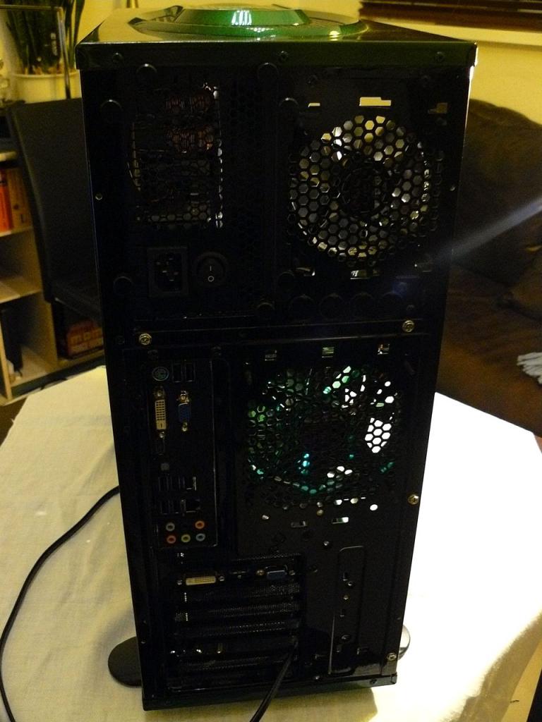 [04/11/2011] Casemod The black envy: Giftgrün trifft auf schwarzen Lack (7)