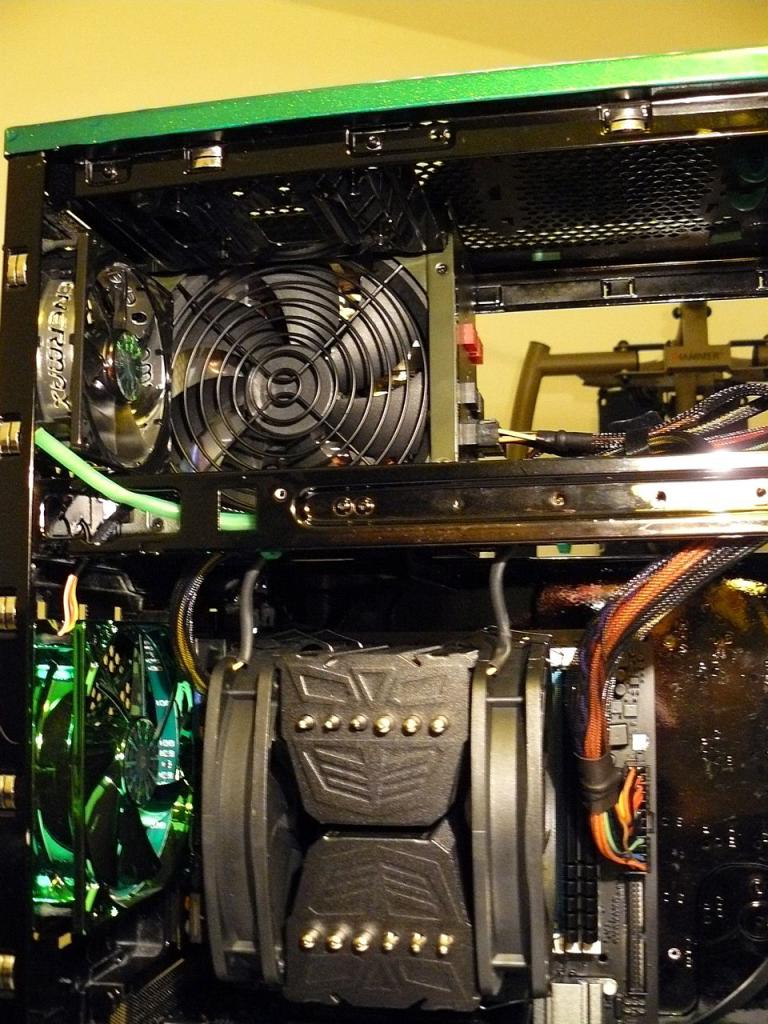 [04/11/2011] Casemod The black envy: Giftgrün trifft auf schwarzen Lack (11)