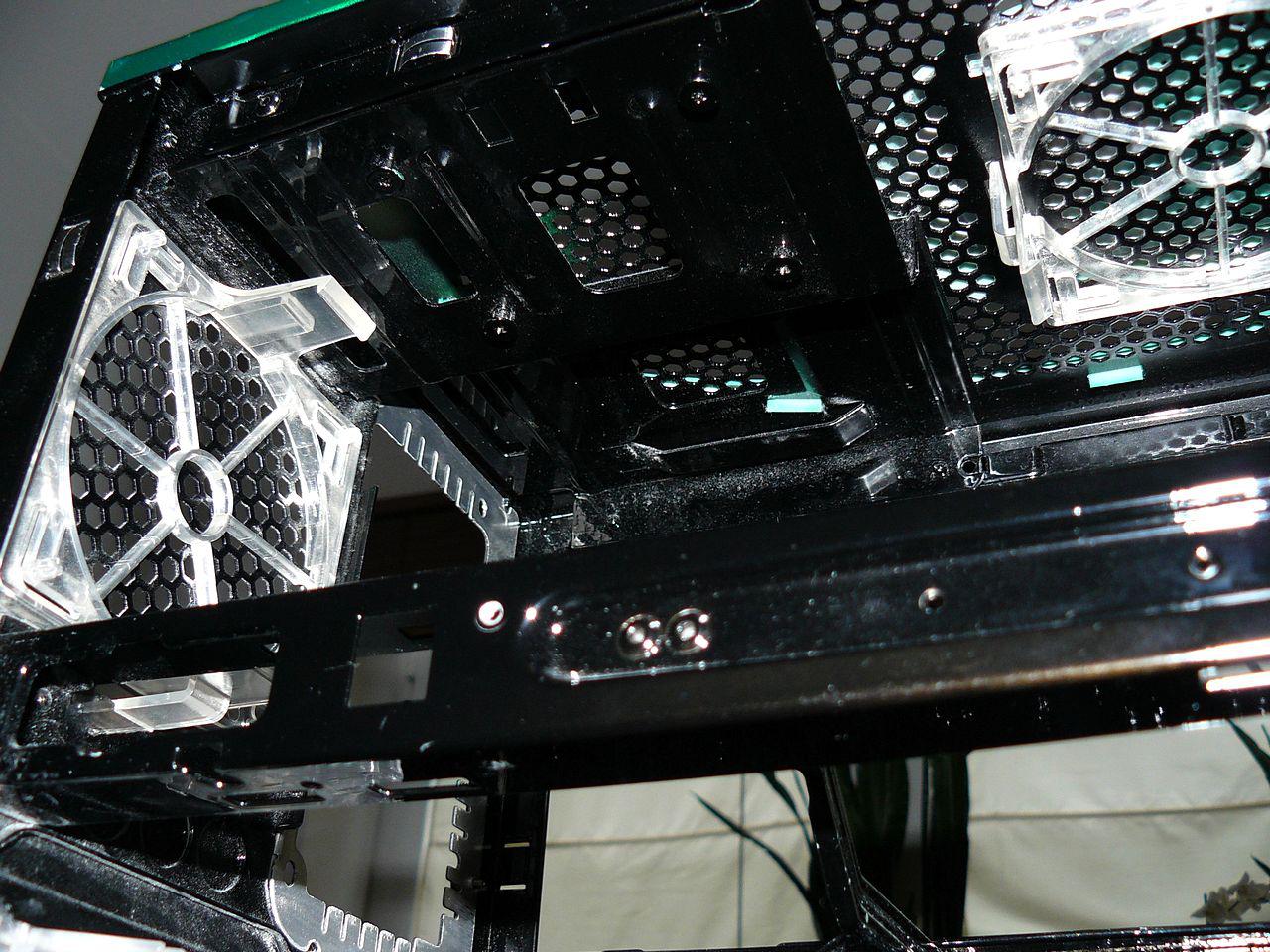 [04/11/2011] Casemod The black envy: Giftgrün trifft auf schwarzen Lack (99)