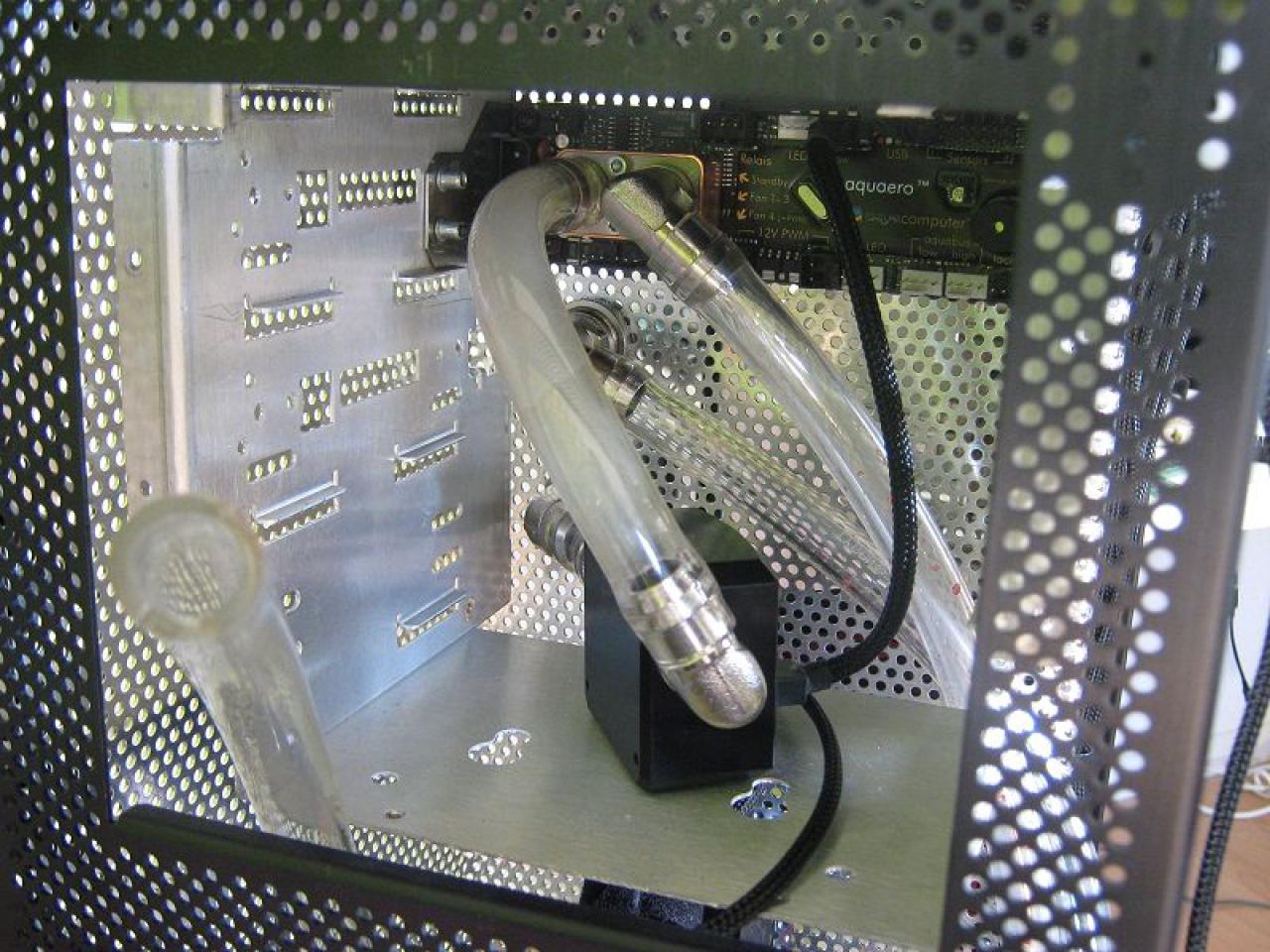 [18/11/2011] Lian-Li-Casemod: Lochblech, schicke Wakü und nun Sandy Bridge Extreme - klappt der Wechsel? (31)