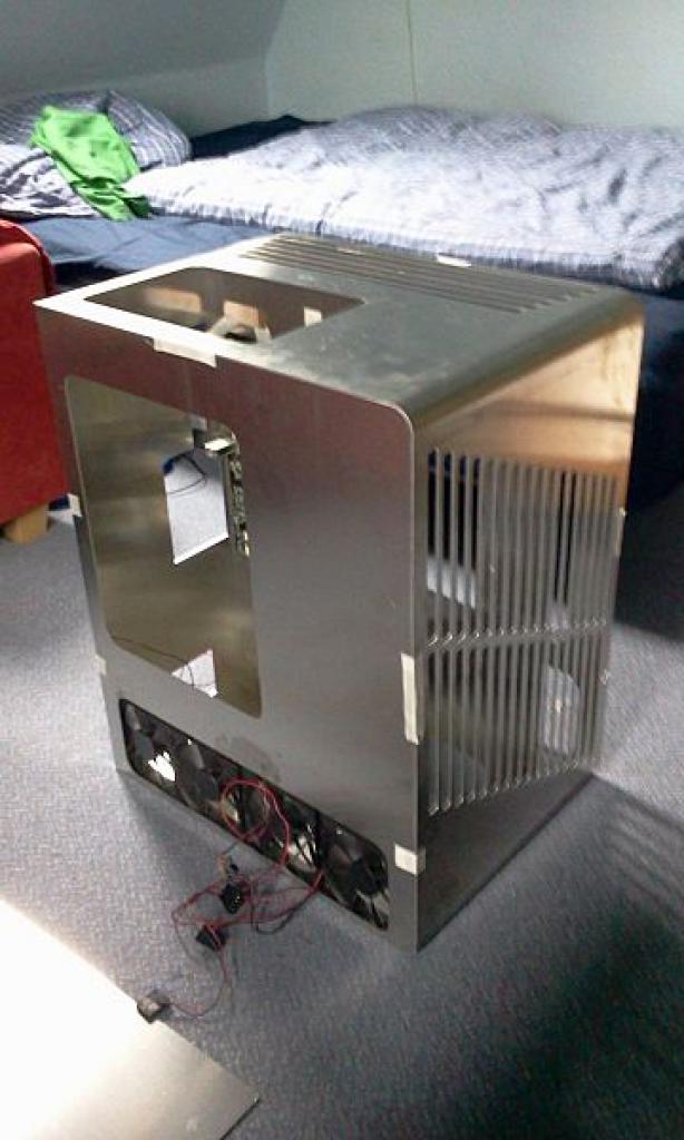 [25/11/2011] Casecon White Giant: Alu-Gehäuse nach Maß für einen Riesen-Radiator (14)