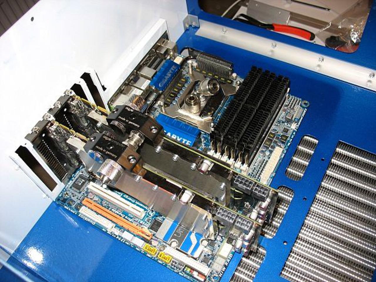 [25/11/2011] Casecon White Giant: Alu-Gehäuse nach Maß für einen Riesen-Radiator (66)