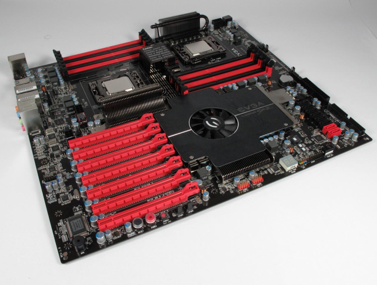 [21/12/2011] Januar: Im ausführlichen Extreme-Test prüfen wir das Monster-Mainboard SR2 von EVGA, welches gleich zwei Sockel-1366-Server-CPUs aufnehmen kann und viele OC-Funktionen bietet. Das SR2 wird später von unseren Lesern zum legendärsten Mainboard aller Zeiten gewählt. EVGA arbeitet derzeit an dem Nachfolger SR-X mit zwei 2011er-Sockeln.