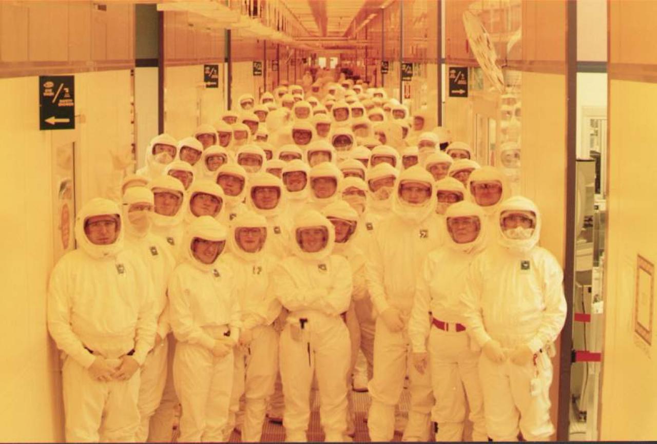 [21/12/2011] Februar: Mit 11,5 Milliarden US-Dollar erreichte Intel den höchsten Quartalsumsatz in der Firmengeschichte. Im Vergleich zum Vorquartal stieg der Umsatz um vier Prozent, im Vorjahresvergleich legte Intel 9,3 Prozent zu. Der Gewinn lag bei 3,4 Milliarden US-Dollar. Im Vorjahreszeitraum erzielte Intel 2,3 Mrd. US-Dollar. 