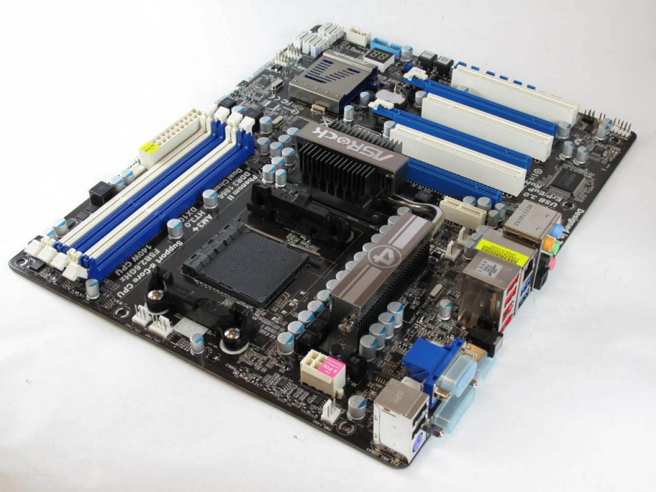 [22/12/2011] Mai: Das erste Mainboard mit Sockel AM3+ kommt in der Redaktion an. Es eignet sich für die bisherigen AM3-CPUs aber auch für AMDs kommende Modelle der Bulldozer-Reihe. Bis erste Bulldozer-CPUs erhältlich sind, dauert es aber noch viele Monate.