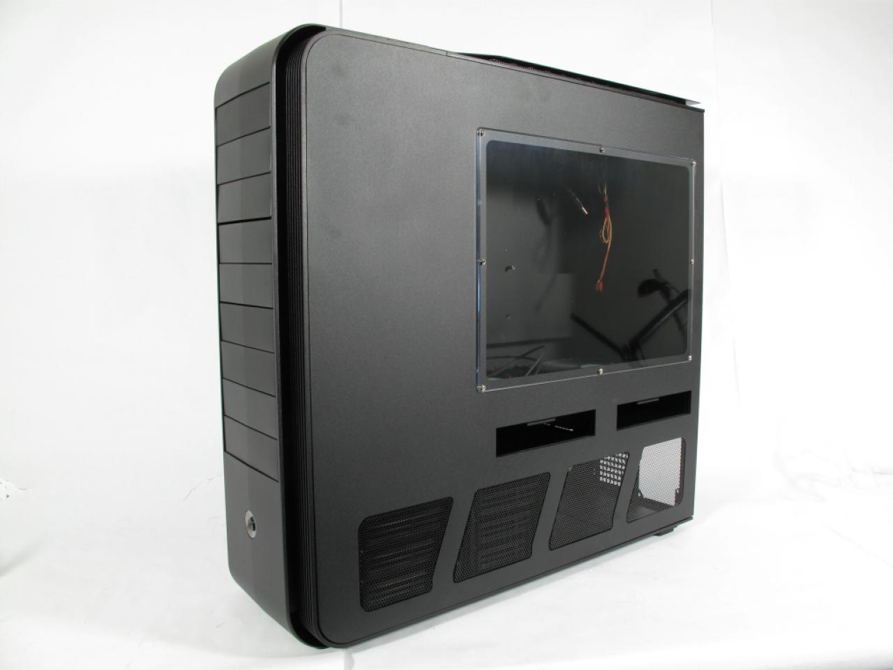 [22/12/2011] Mai: Mit dem TJ11B-W bringt Silverstone ein Gehäuse für stolze 560 Euro. 
