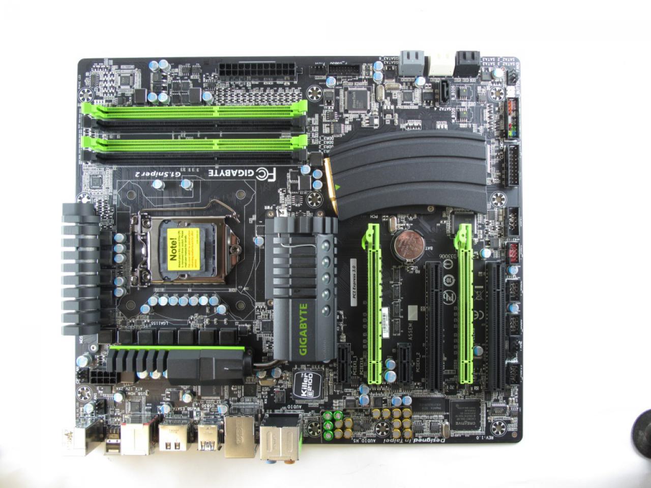 [22/12/2011] Juni: Die ersten Sockel-1155-Mainboards mit dem neuen Z68-Chip bieten Overclocking-Funktionen, Unterstützung für die CPU-Grafikeinheit und neue Funktionen wie SSD-Caching. Allerdings sind nicht alle Boards so martialisch wie das Sniper 2 von Gigabyte mit einem Kühler in Munitionsform.