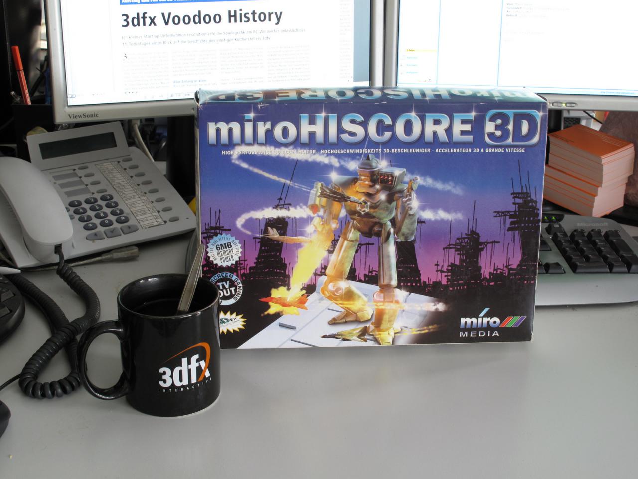 [02/12/2011] Voodoo, die Zweite. Ohne gute Bilder taugt die beste Reportage nix, denkt Herr Vötter und holt einen nach dem anderen 3dfx-Grafikkartenveteranen aus unserem/seinem Hardware-Archiv. 