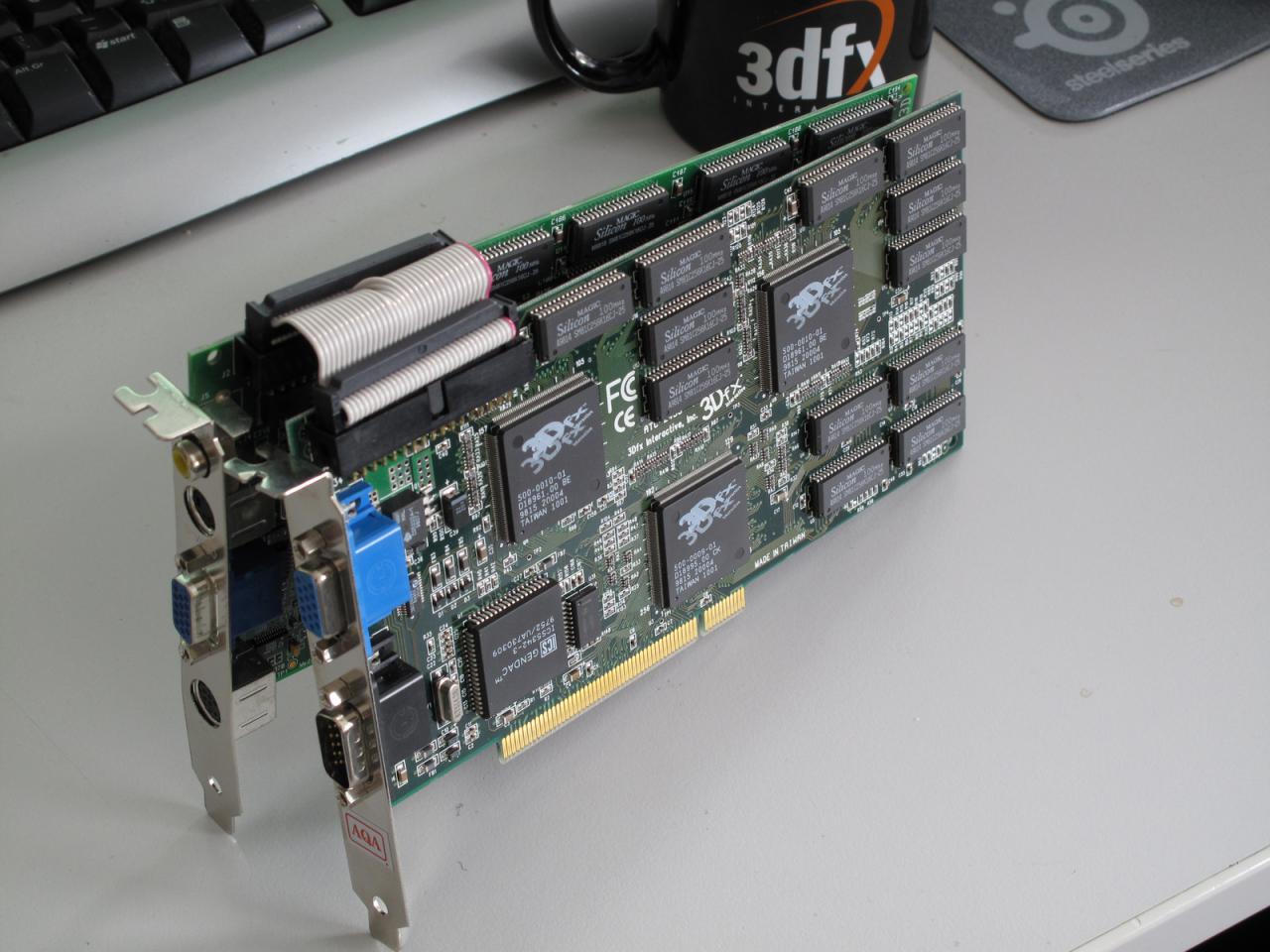 [02/12/2011] Und nochmal Voodoo, diesmal ein Pärchen aus zwei Voodoo-2-Karten, die per SLI-Brücke gekoppelt sind. Ob Nvidia und Ati hier wohl abgekupfert haben? Definitiv - Nvidia kaufte die Vorlage sogar Ende 2000 mit 3dfx auf.
