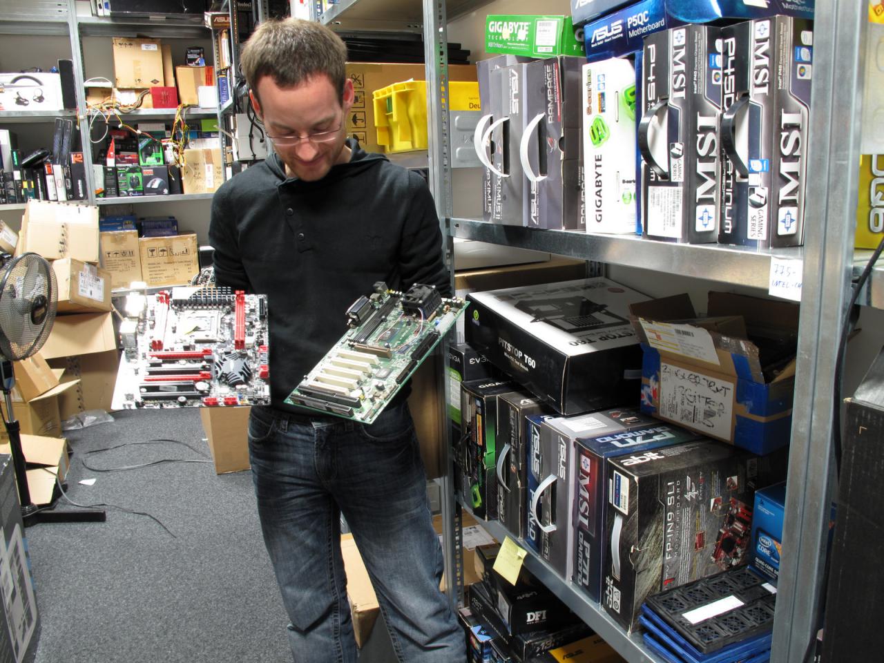 [02/12/2011] Herr Möllendorf mit den Mainboard-Händen sieht sich im Lager nach alten Platinen-Schätzchen für seinen Retro-Artikel um. Wäre doch gelacht, wenn er nicht fündig wird.