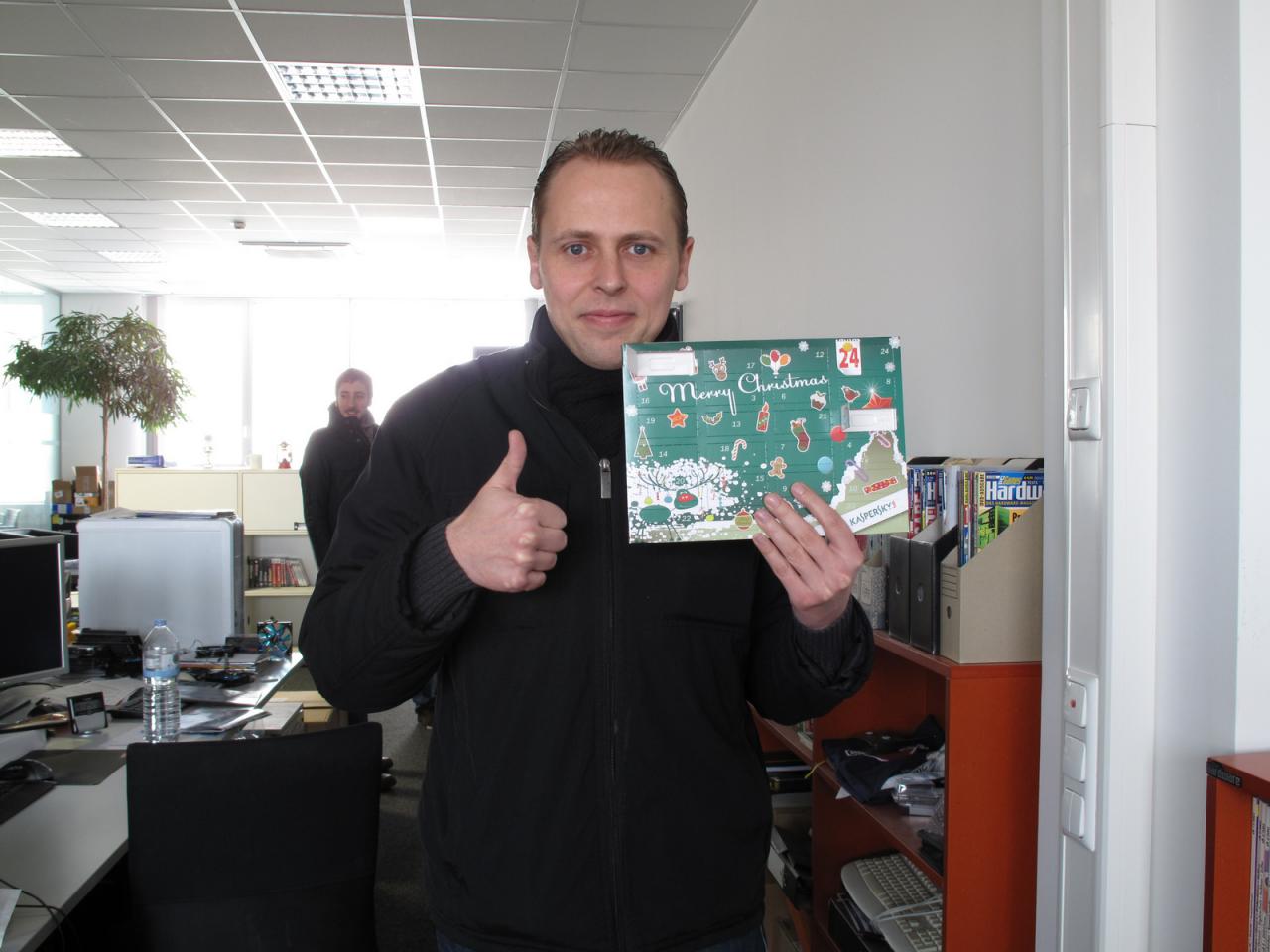 [02/12/2011] Nicht nur die Kinder freuen sich über Süßigkeiten zur Weihnachtszeit. Auch Marco präsentiert stolz seinen von Kaspersky gesponserten Adventskalender. 