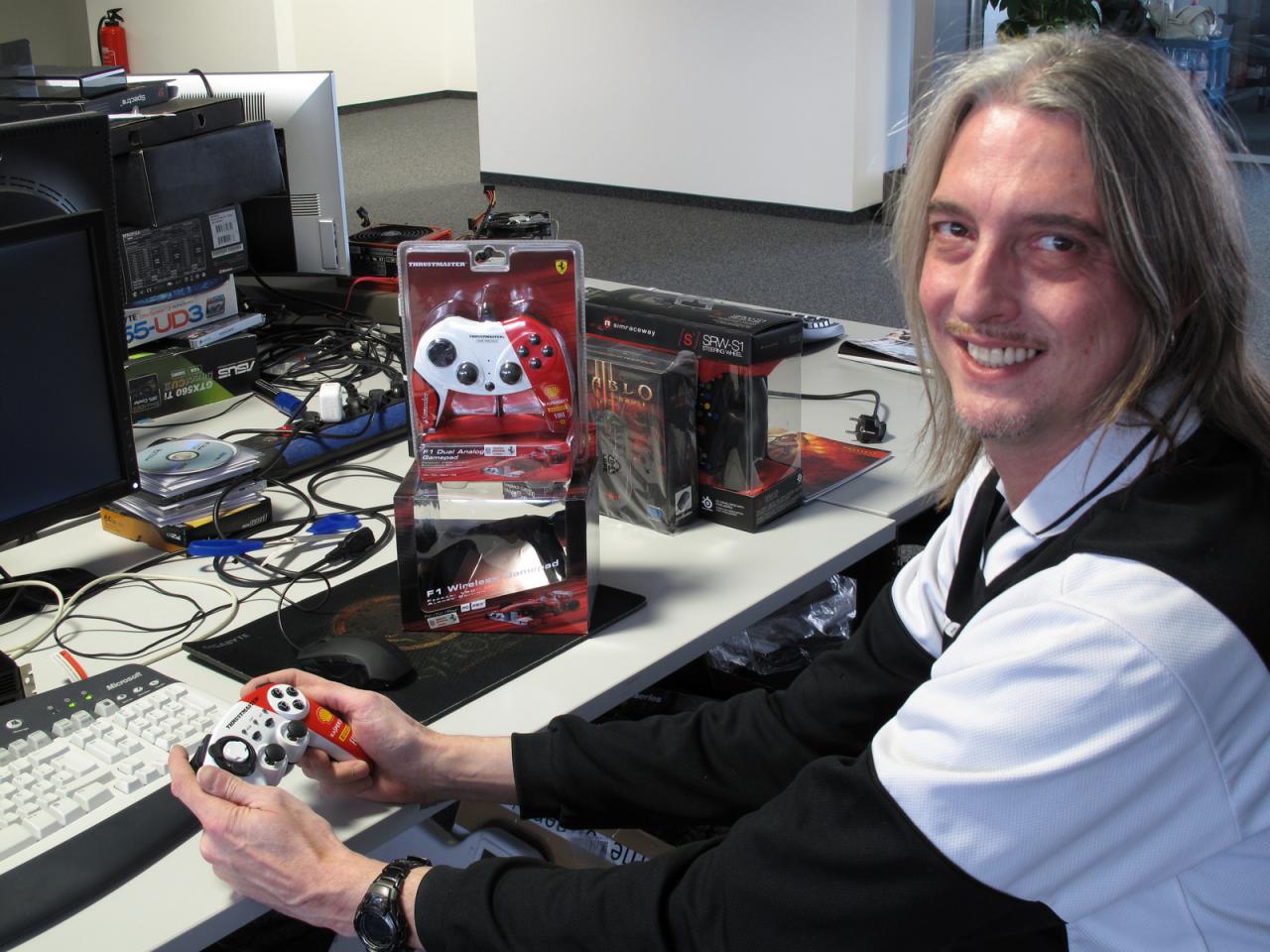 [02/12/2011] Für eine echten Ferrari hat es beim unserem Spieleonkel leider nicht gereicht. Nachdem er auch das edle Ferrari-Lenkrad von Thrustmaster wieder aus den Händen geben musste, bleiben ihm nur noch Gamepads im Stil der Sportwagenschmiede mit dem Schwarzen Rappen im Wappen.