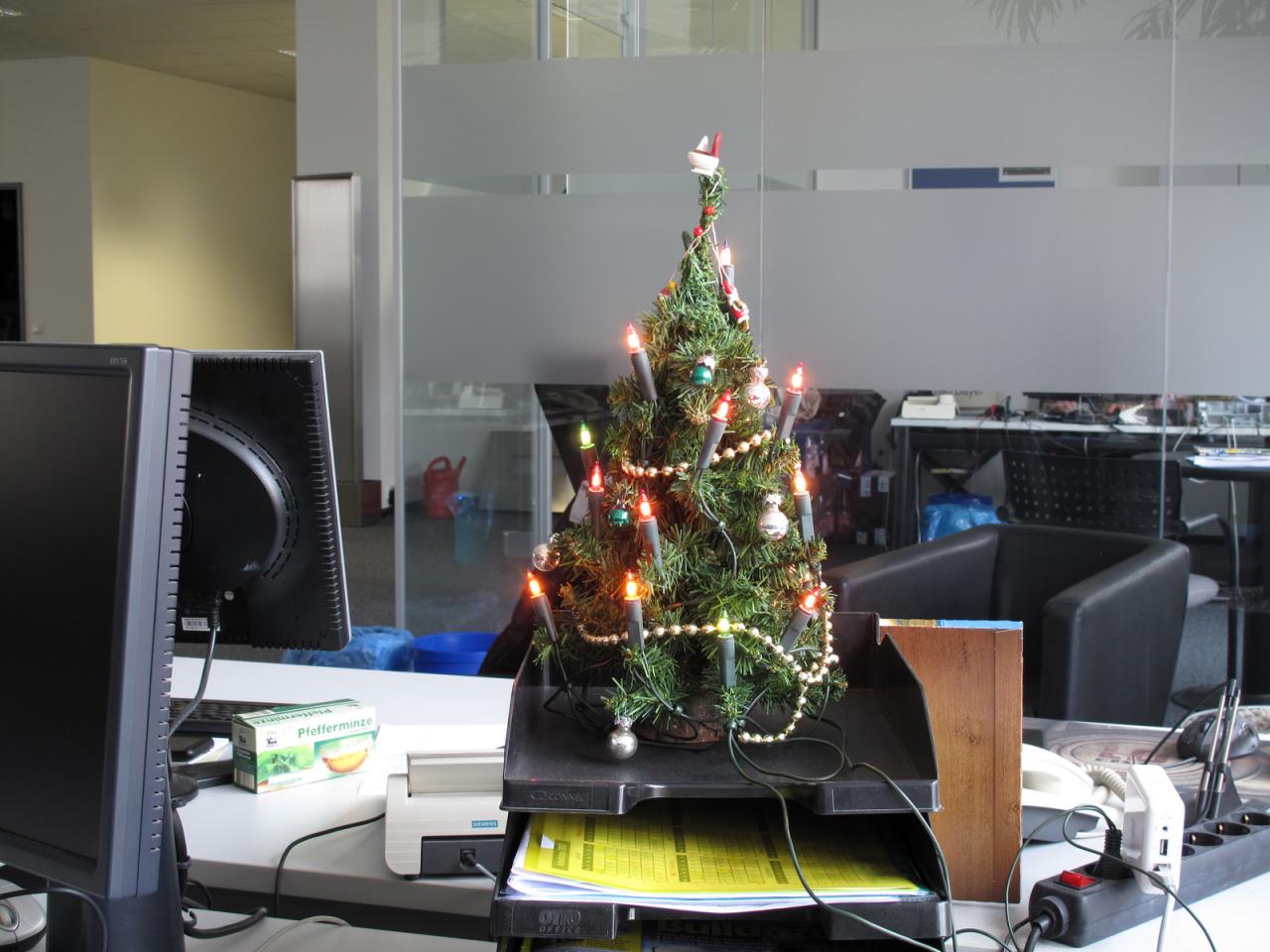 [02/12/2011] Das nahende Weihnachtsfest hat auch seine Spuren in der Layout-Ecke hinterlassen. Der USB-Weihnachtsbaum hat hier schon Tradition. Man achte auf die sehr ausgefallene Spitze der beleuchteten Mini-Plastiktanne. Was, sie sehen nichts? Zoomen könnte helfen.