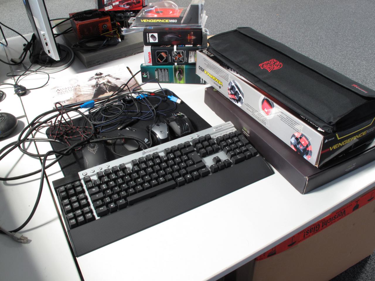 [09/12/2011] Die mechanischen Keyboards, die Spieleonkel Frank Stöwer testet, verbreiten einen für ihn angenehmen, für seine Mitkollegen jedoch äußerst nervigen Sound. Daher wird er an den Katzen..., äh an den Tisch weit ab vom Schuss verbannt. 