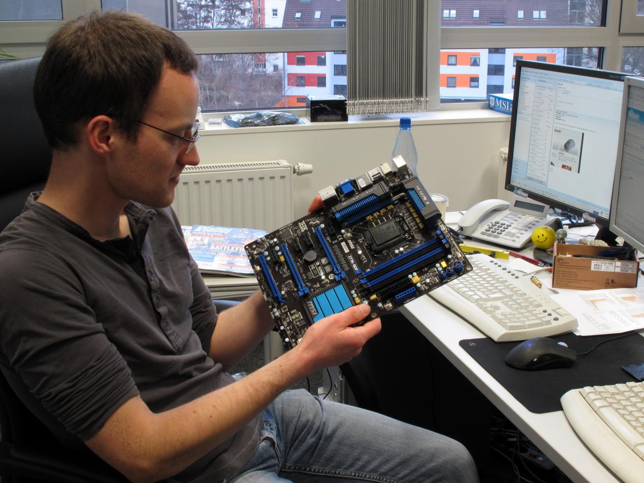 [09/12/2011] So ein Mainboard ist dann doch ein schönes Stück Technik, denkt sich Herr Möllendorf. Bei dem Gedanken an den kommenden Test und die damit verbundene Arbeit wird es unserem Platinenspezialisten allerdings eher mulmig. 