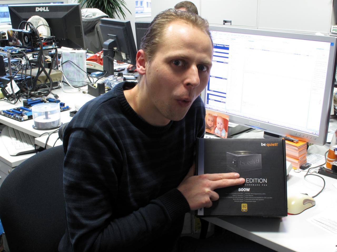 [09/12/2011] Oh, schon wieder ein Geheimnis - zumindest ein Netzteil dessen Spezifikationen und Besonderheiten bestimmt bald auf unserer Webseite oder in der kommenden PCGH 02/2012 zu lesen sind. Und, unser Marco kann wirklich schräg gucken! 