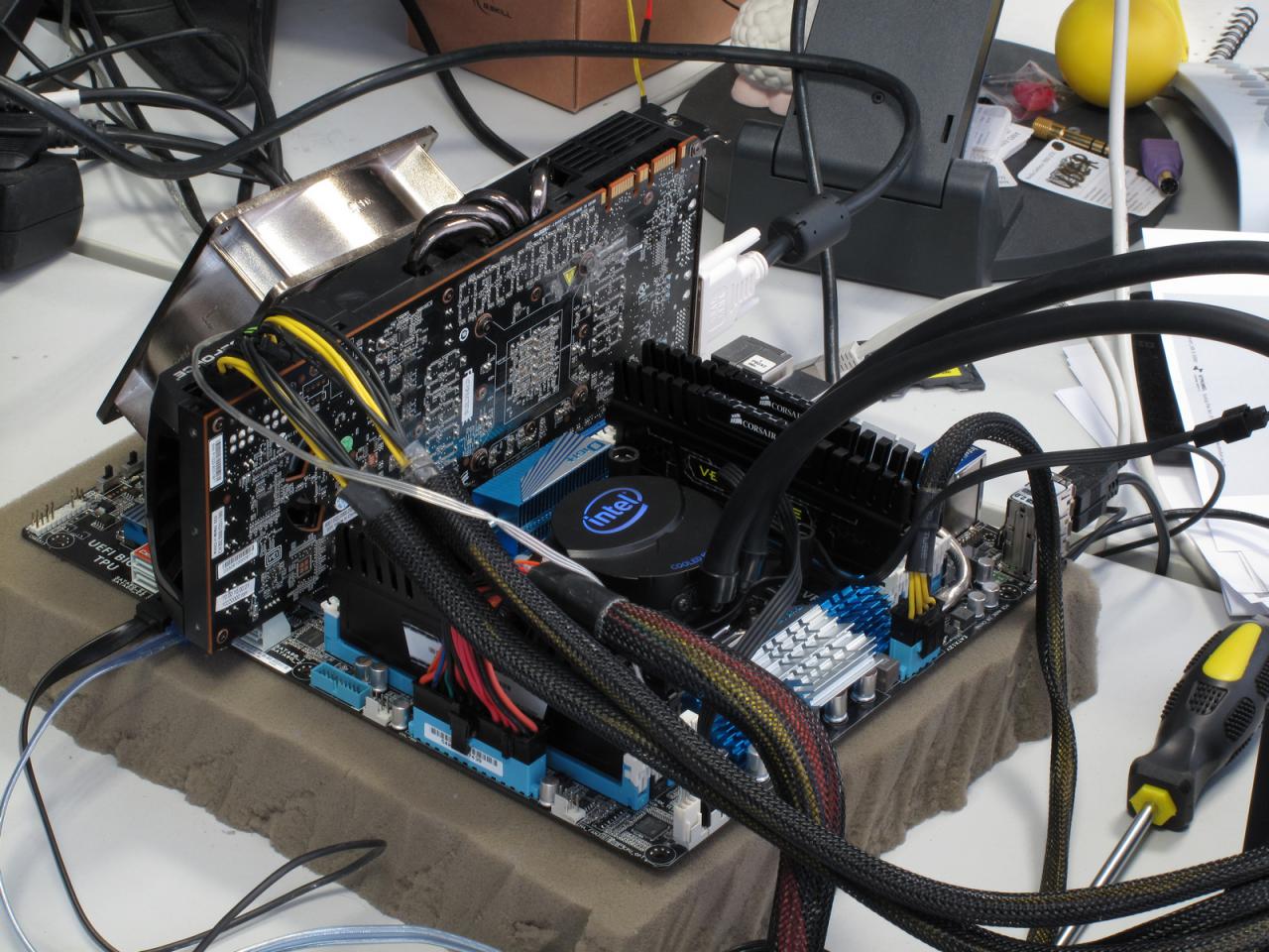 [16/12/2011] Herr Sauter liebt es schnell und ist damit genau der richtige Tester für zwei kommende Sandy-Bridge-Extreme-CPUs. Man beachte auch die aufwendige Kühlkonstruktion der Grafikkarte ;-) 