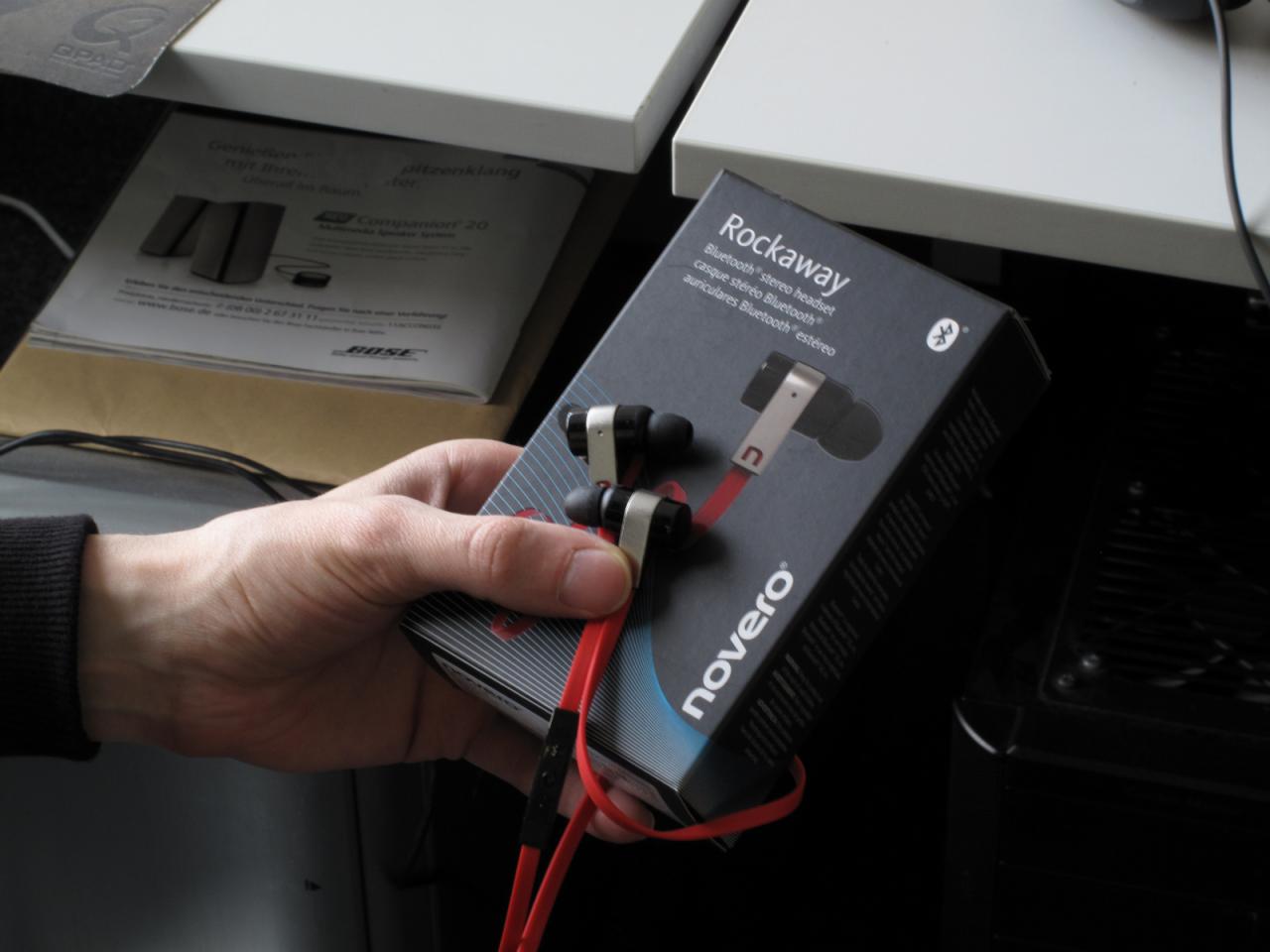 [16/12/2011] Lars, selbst ernannter Hasser von Kabelsalat bei Smartphone-Köpfhörern hat die Lösung: Das Bluetooth Stereo Headset von Novero. Ob das Produkt mit dem Name Rockaway auch wirklich wegrockt? Man weiß es nicht. 