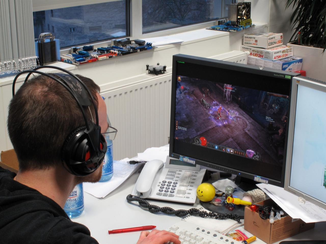 [22/12/2011] Ob Diablo 3 mit dem von Steelseries speziell für das Action-Rollenspiel veröffentlichten Headset wirklich bombastisch klingt, weiß aktuell nur Daniel Möllendorf. Wetten, dass er Ihnen seine Eindrücke in der kommenden PCGH 02/2012 mitteilen wird!