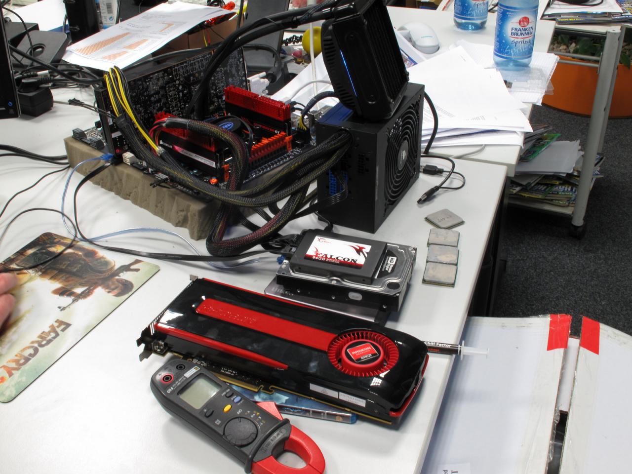[22/12/2011] Kollege Sauter hätte seinen Arbeitsplatz nach dem Mega-Test der HD 7970 ja ruhig noch aufräumen können, bevor er in den Weihnachtsurlaub abgehauen ist ;-) Einen heiß begehrten und rund 500 Euro teuren Pixelbeschleuniger einfach so liegen herumliegen lassen, schäähämen sie sich Herr Benchmarc. Trotzdem, schönes Fest!