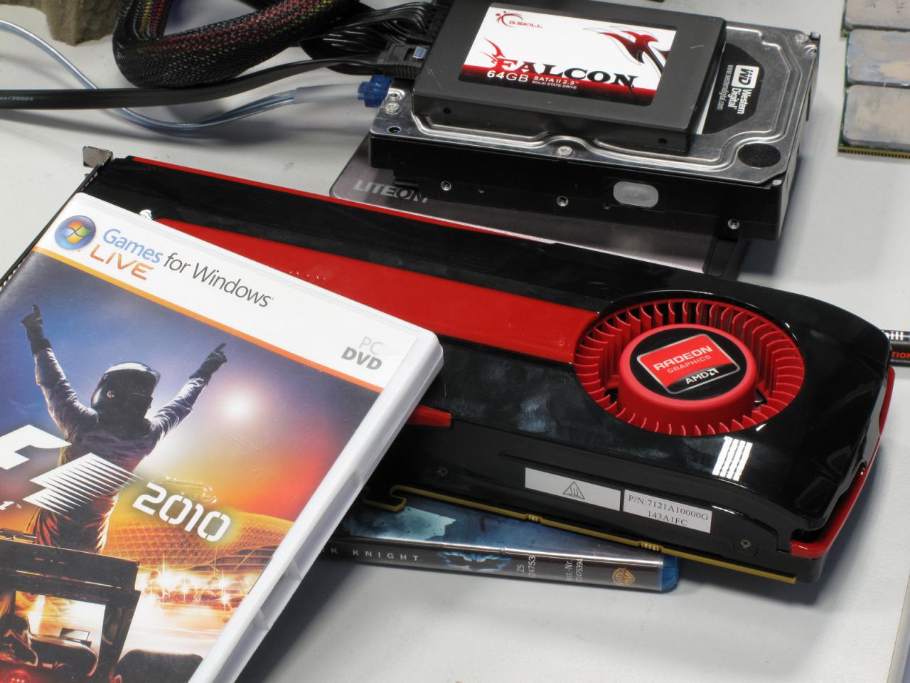 [22/12/2011] Unser Raff verleiht seiner Begeisterung für die neue HD 7970 mit einem sagen wir mal etwas nerdigen Stillleben Susdruck. Der Voodoo-Guru wollte wohl sagen 