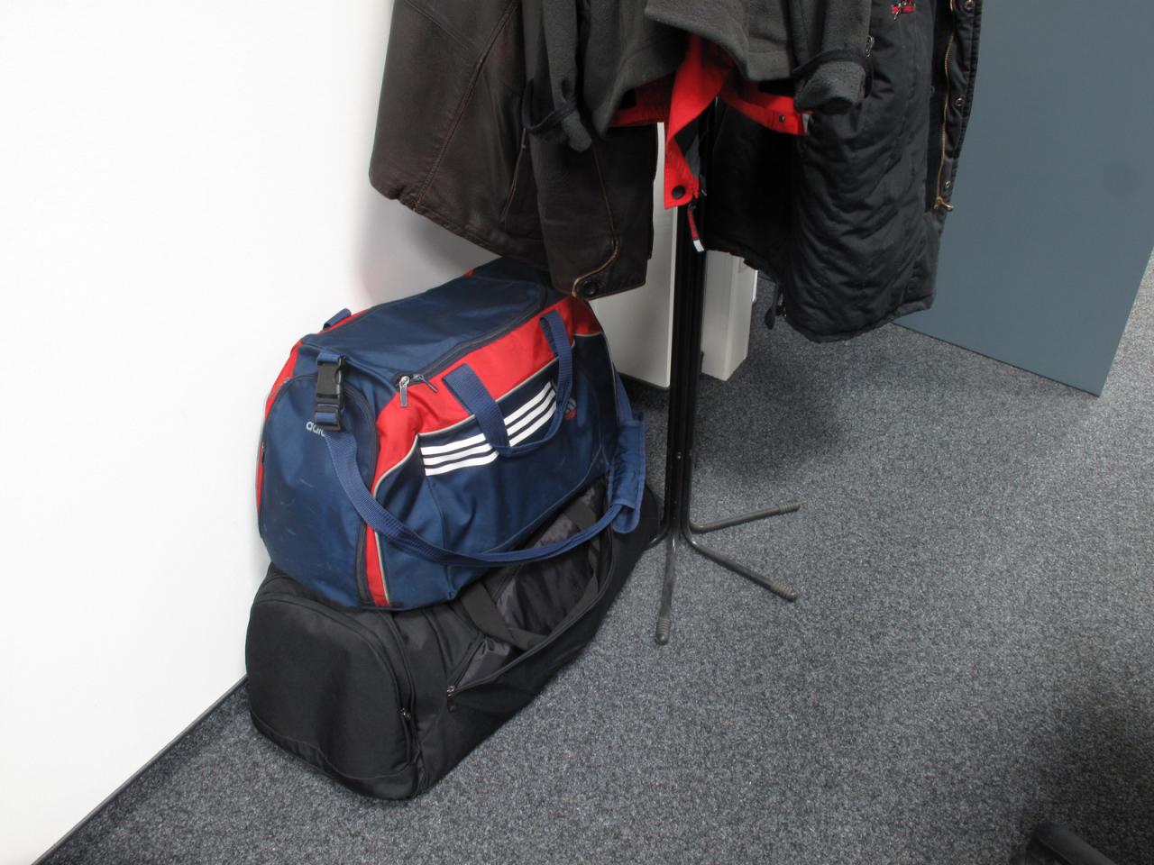 [22/12/2011] Ein Bild, welches sich gerade am Donnerstag und Freitag der Weihnachtswoche häufte: die Taschen für den Urlaub sind bereits gepackt und direkt nach der Produktion geht es für Raff nach Hesse(n) oder für den Spieleonkel und unseren Online-Prakti Benjamin in den (Ruhr)pott, der Benchmarc pendelt in die P(f)alz.