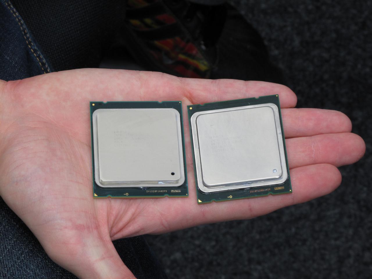 [22/12/2011] Man sind die groß, denkt Marc beim Anblick der beiden Sandy-Brigde-E-Prozessoren. Zum Glück muss der CPU-Spezialist und eigentlich bekennender Bulldozer-Fan [ ;-) ] nur zwei dieser Rechenmonster zur Schau stellen. Ein drittes Exemplar hätte zumindest nicht mehr in seine Hand gepasst und steckte ohnehin im Testsystem.