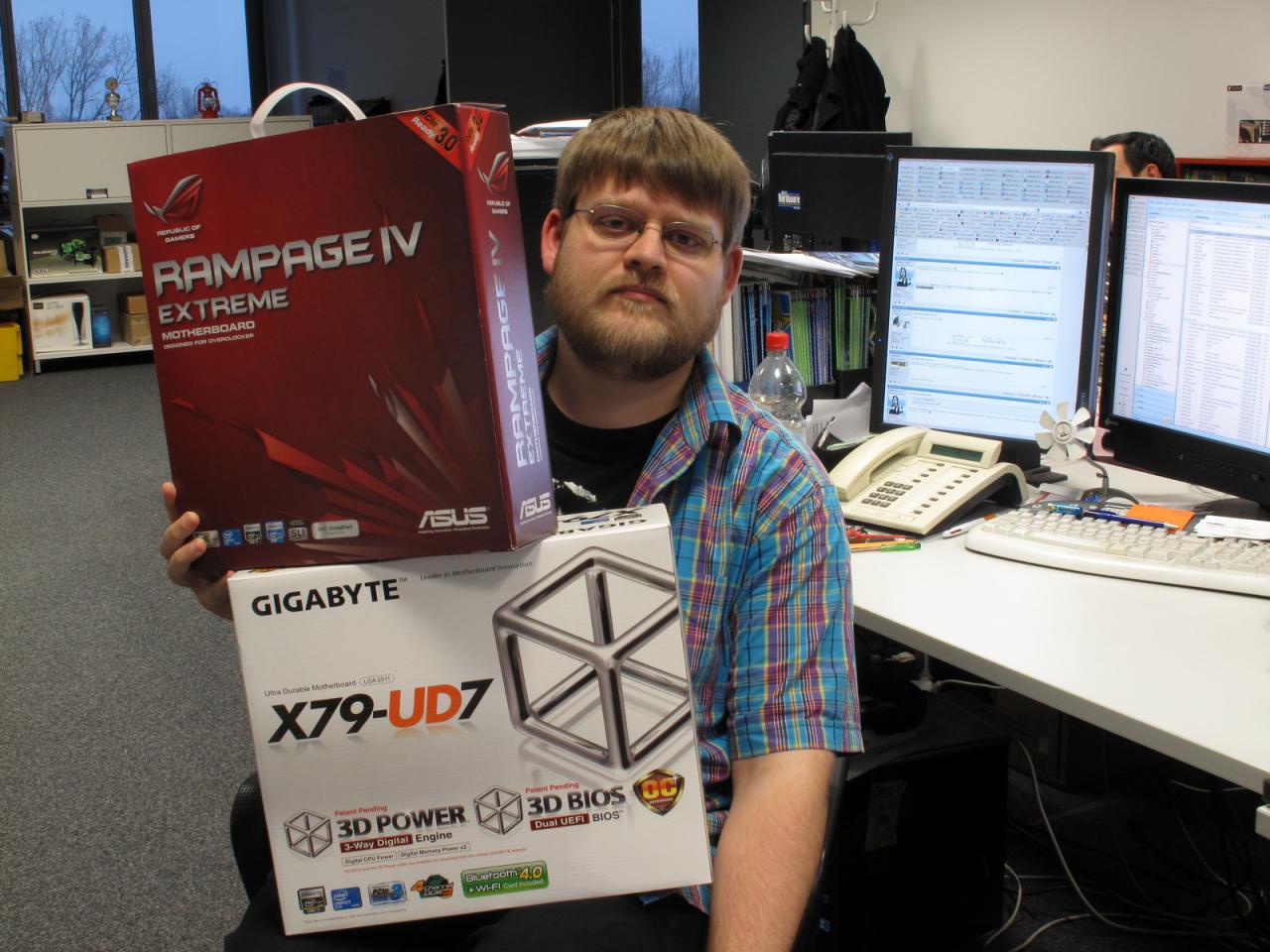 [22/12/2011] Ja ja, unser Stephan kann schon ganz schön was stemmen und wenn es sich dabei um zwei High-End-Mainboards mit X79-Chipsatz handelt, macht das unser kräftiges Kerlchen doch genauso gerne wie die geplanten Praxis-Tipps.