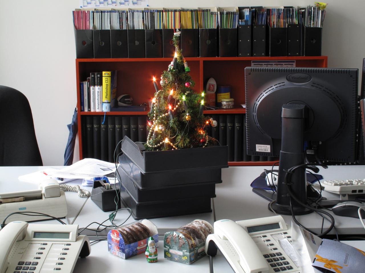 [22/12/2011] Mit einem Bild unseres traditionellen PCGH-Weihnachtsbaums in der Layout-Ecke sowie ein paar darum herum drapierten vorwiegend zu den Festtagen servierten Leckereien wünschen wir allen Leser der PCGH ein frohes Weihnachtsfest sowie einen guten Rutsch in das Jahr 2012!