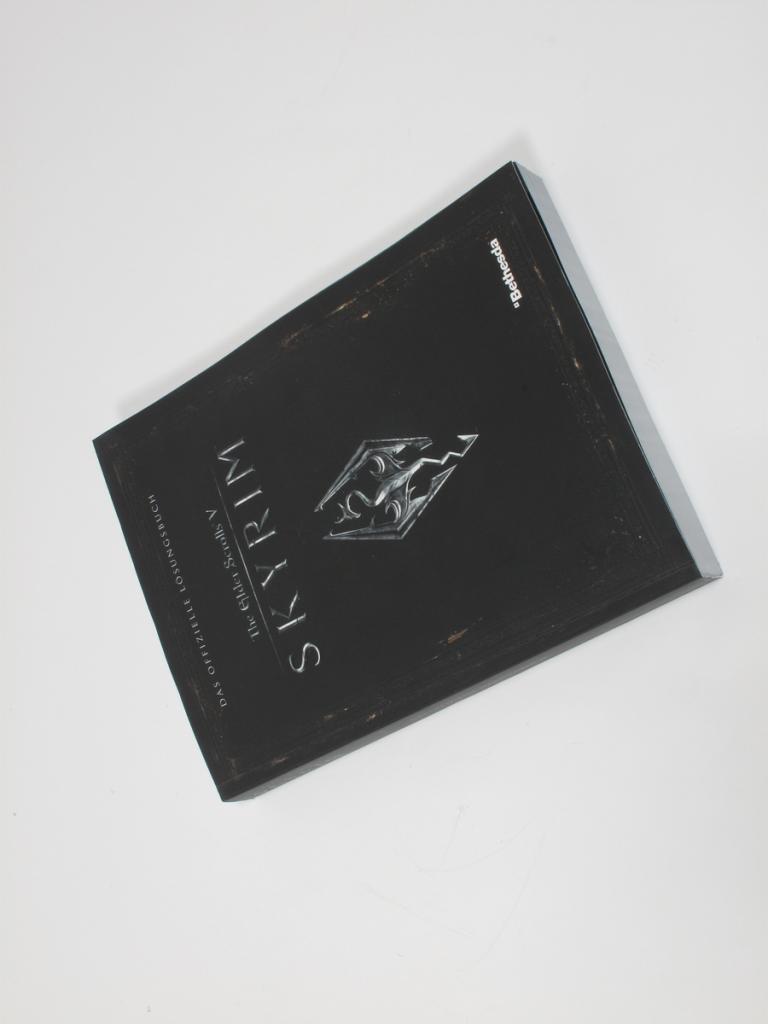 [09/12/2011] Jetzt, wo Marc im Besitz des Skyrim-Lösungsbuchs ist, wird er sich in Himmelsrand wohl nicht mehr verlaufen. Wir dagegen fürchten, dass er so tief in die Fantasiewelt abtaucht, das er vergisst, dass er ja eigentlich unser humanoider Benchmark ist.