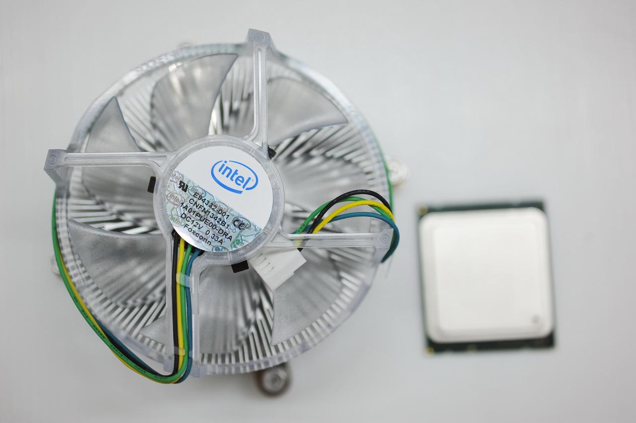 [27/12/2011] Xeon E5-2687W - Engineering Sample des Achtkerners in Aktion gesichtet . (11)