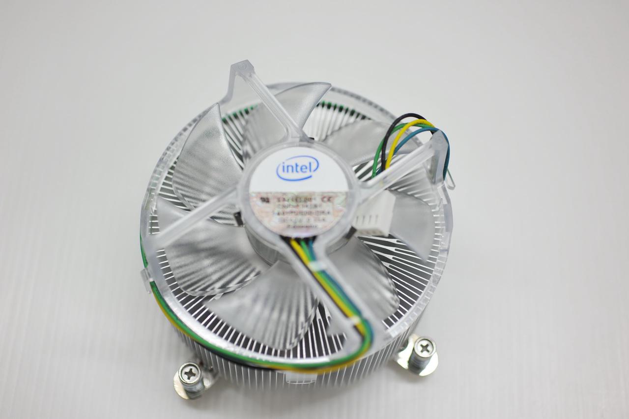 [27/12/2011] Xeon E5-2687W - Engineering Sample des Achtkerners in Aktion gesichtet . (2)
