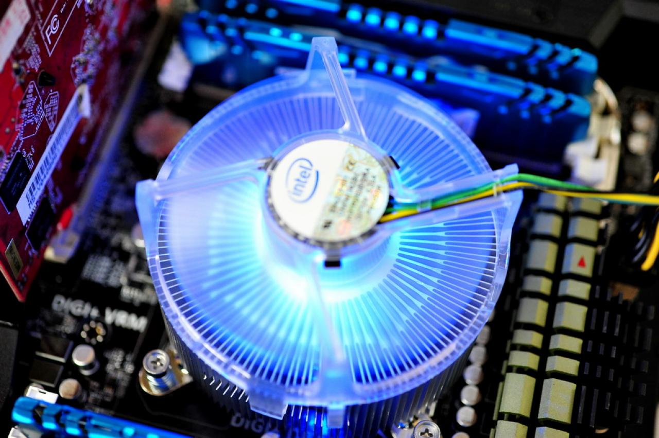 [27/12/2011] Xeon E5-2687W - Engineering Sample des Achtkerners in Aktion gesichtet . (9)