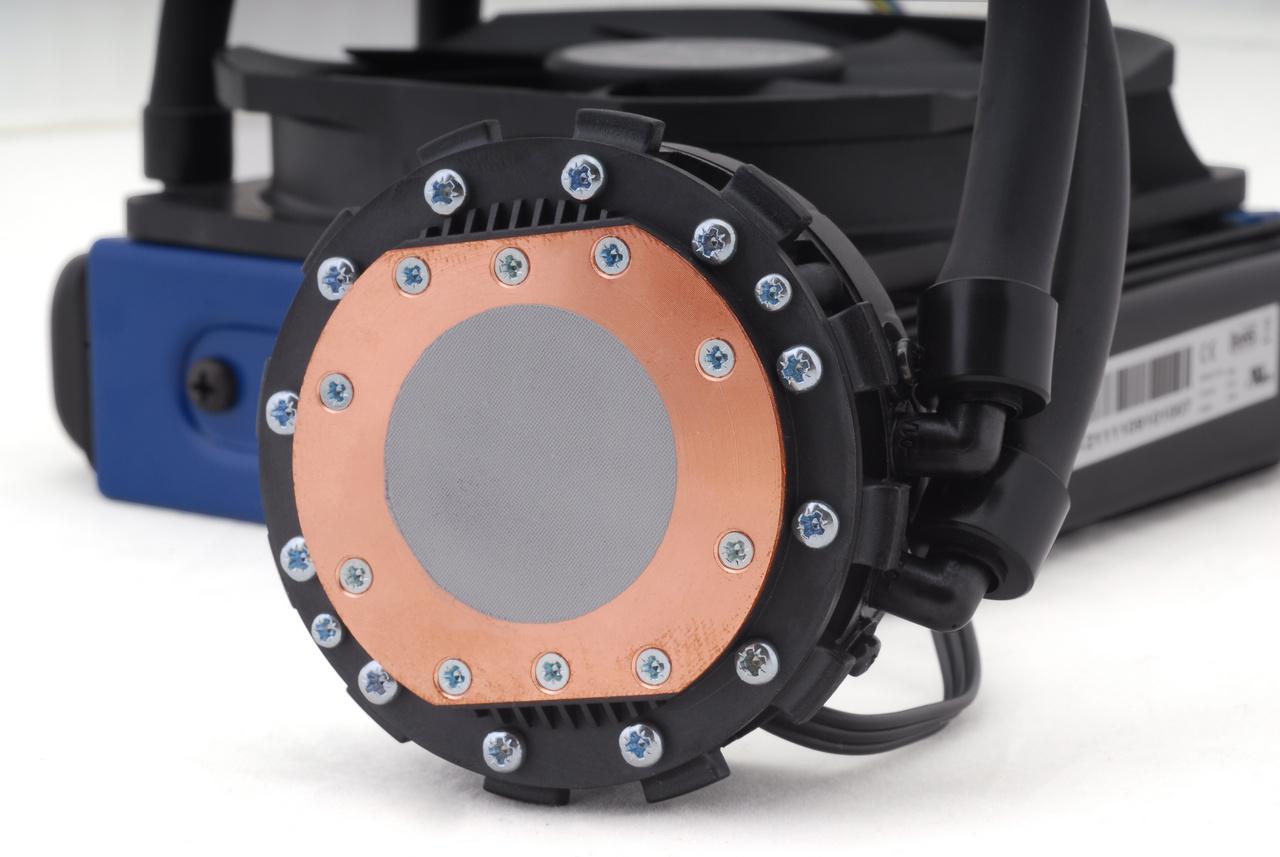 [15/12/2011] Zalman CNPS20LQ: Flüssigkeits-CPU-Kühler mit vergleichsweise leisem Lüfter (12)