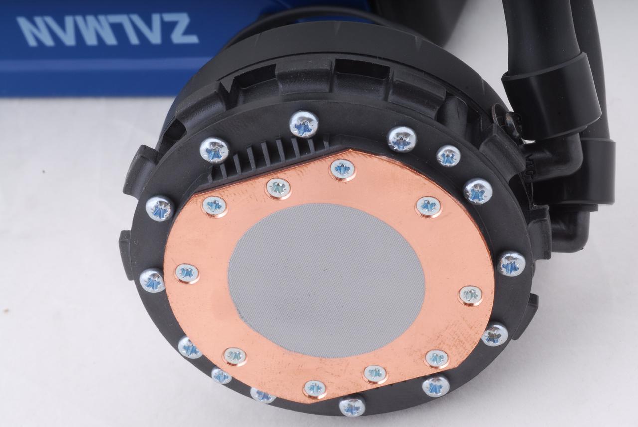 [15/12/2011] Zalman CNPS20LQ: Flüssigkeits-CPU-Kühler mit vergleichsweise leisem Lüfter (13)