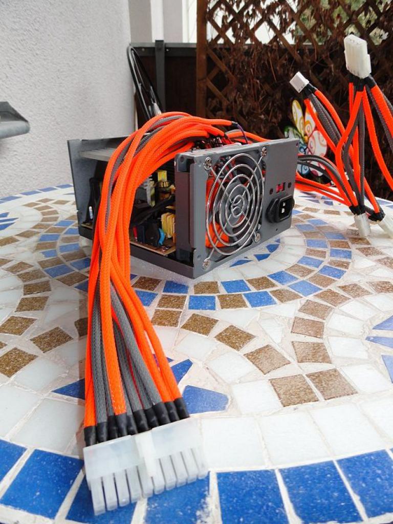 [09/12/2011] Jetzt mit orange-grauen Laufwerken, Board-Beleuchtung und mehr (3)