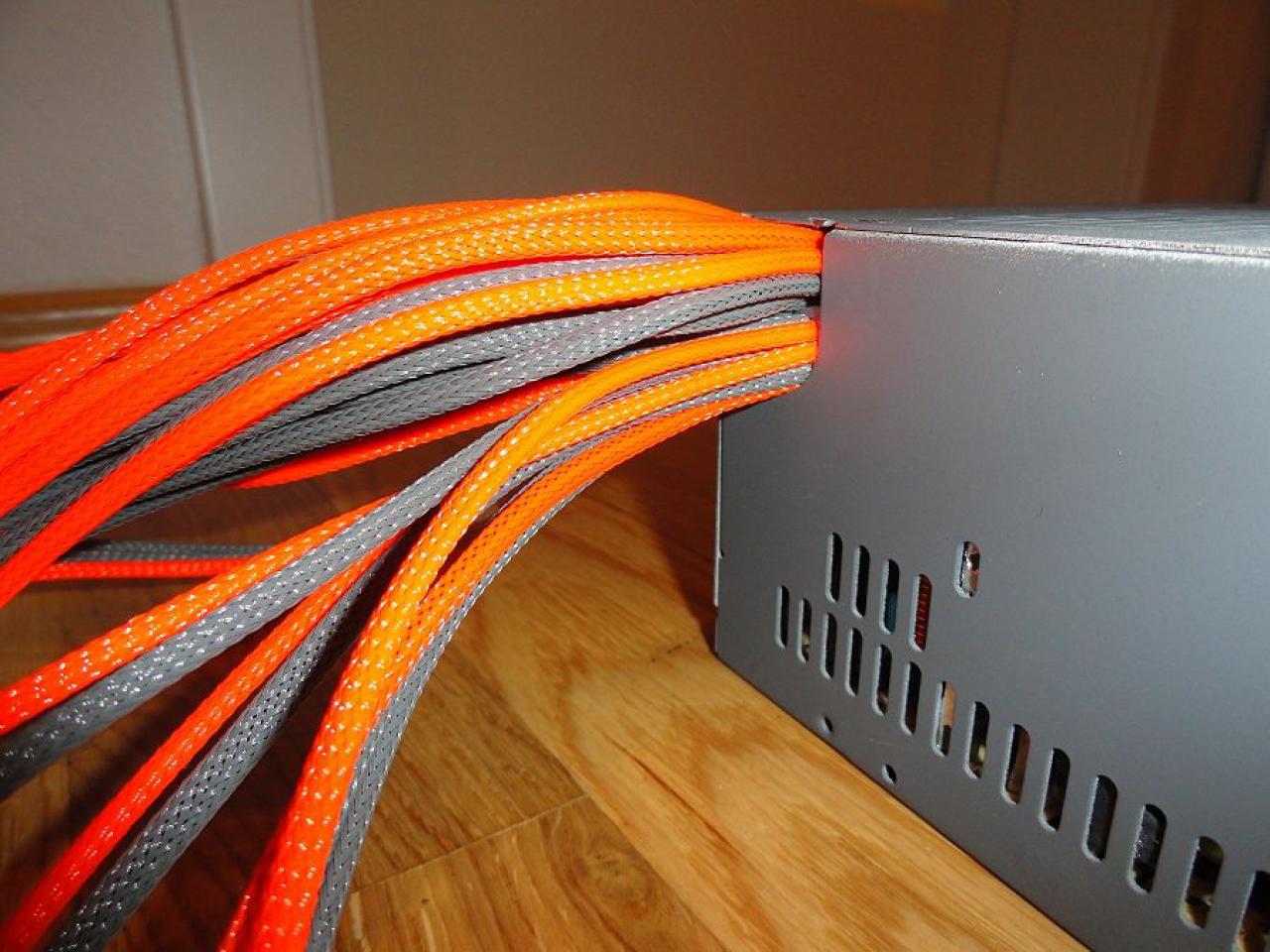 [09/12/2011] Jetzt mit orange-grauen Laufwerken, Board-Beleuchtung und mehr (6)