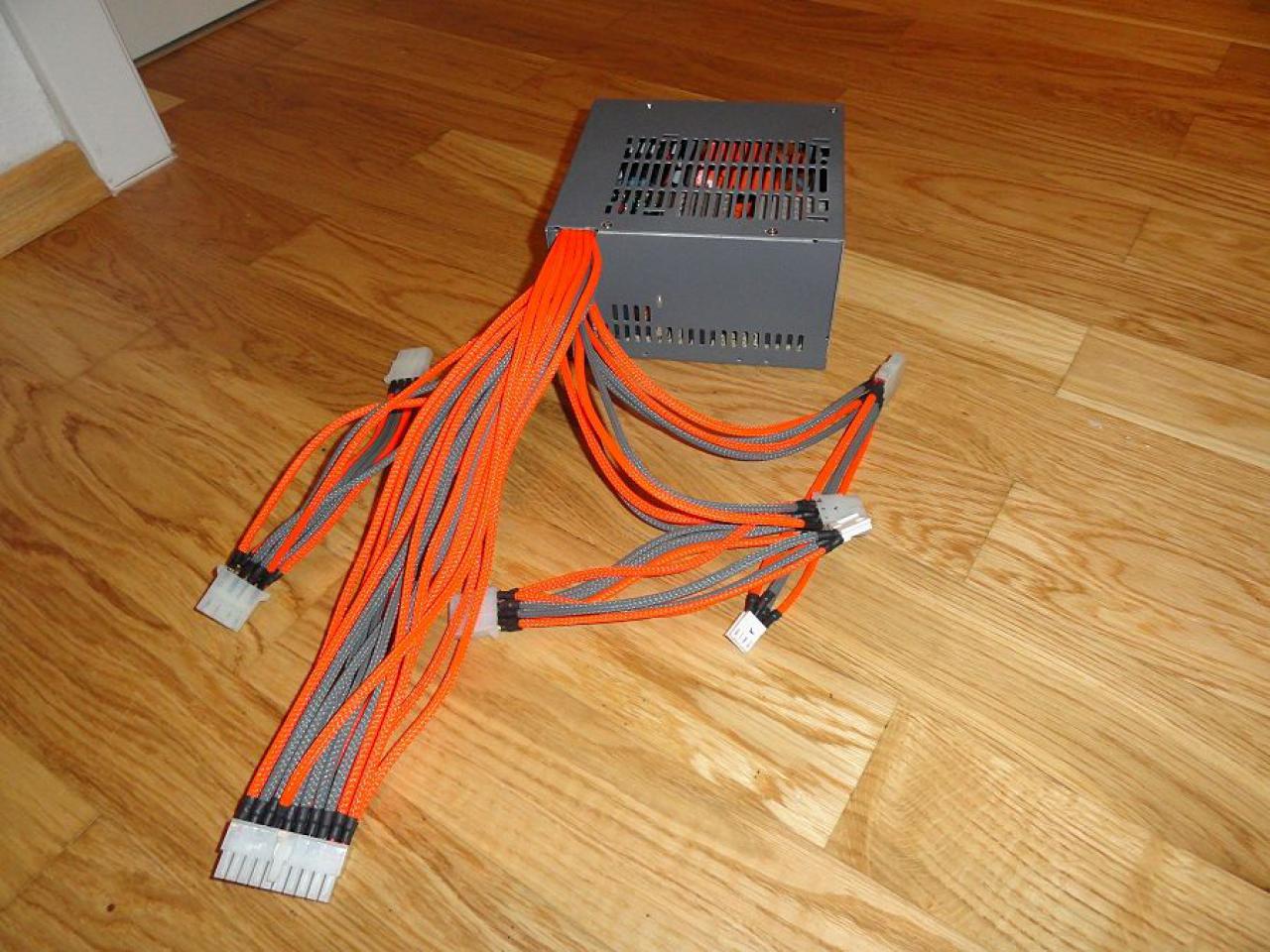 [09/12/2011] Jetzt mit orange-grauen Laufwerken, Board-Beleuchtung und mehr (7)
