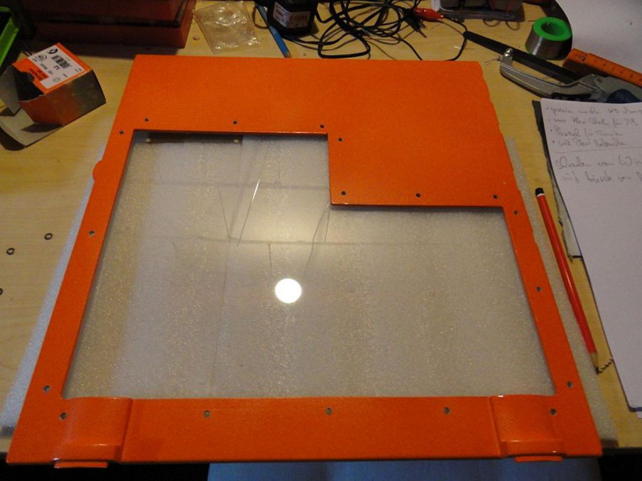 [09/12/2011] Jetzt mit orange-grauen Laufwerken, Board-Beleuchtung und mehr (9)