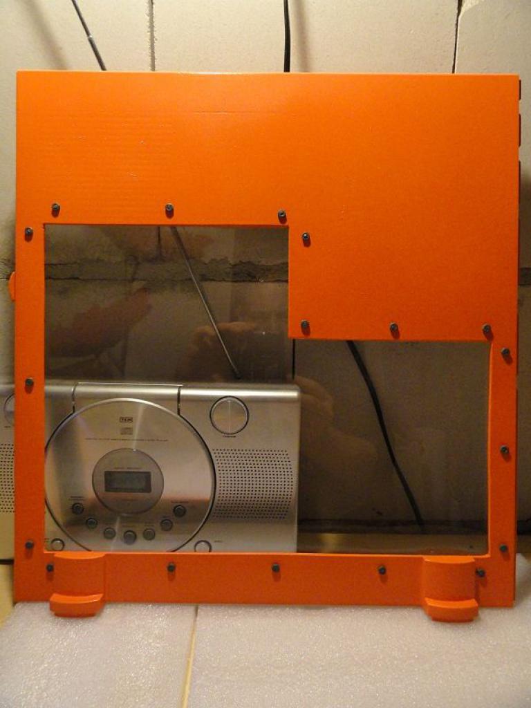 [09/12/2011] Jetzt mit orange-grauen Laufwerken, Board-Beleuchtung und mehr (19)