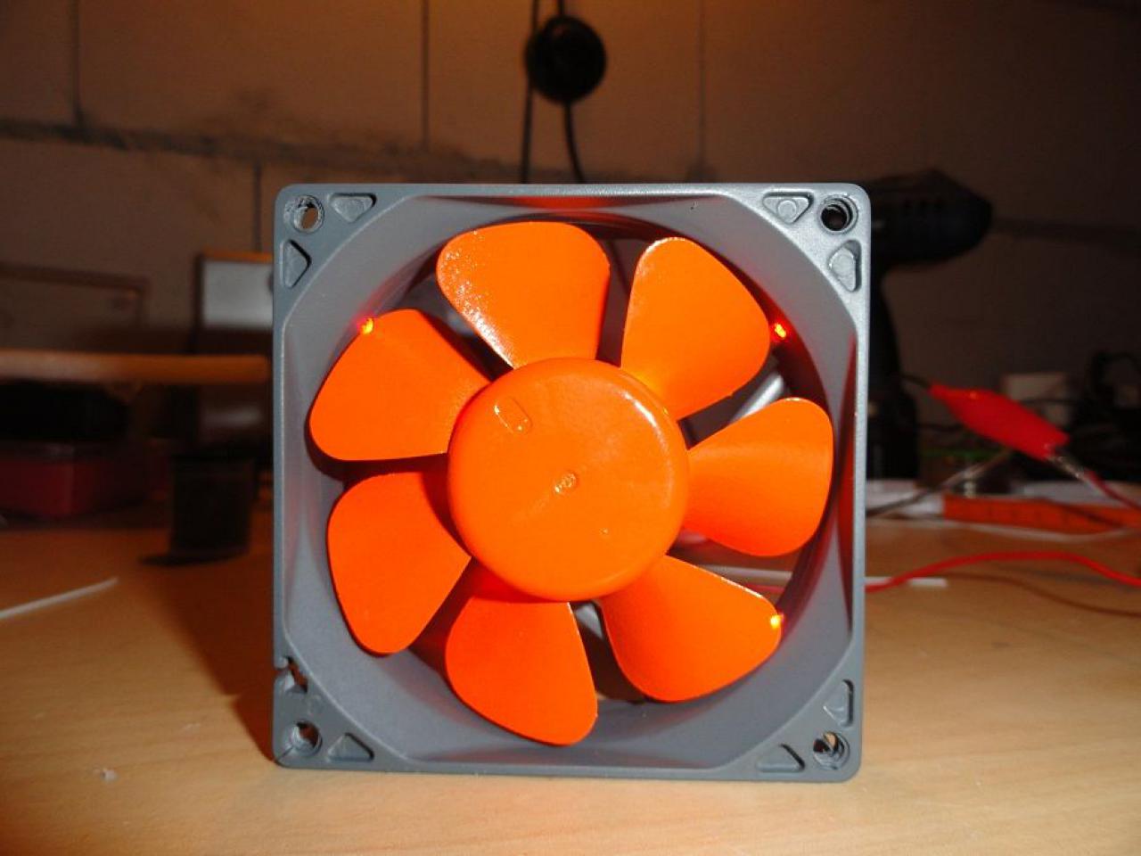 [09/12/2011] Jetzt mit orange-grauen Laufwerken, Board-Beleuchtung und mehr (40)