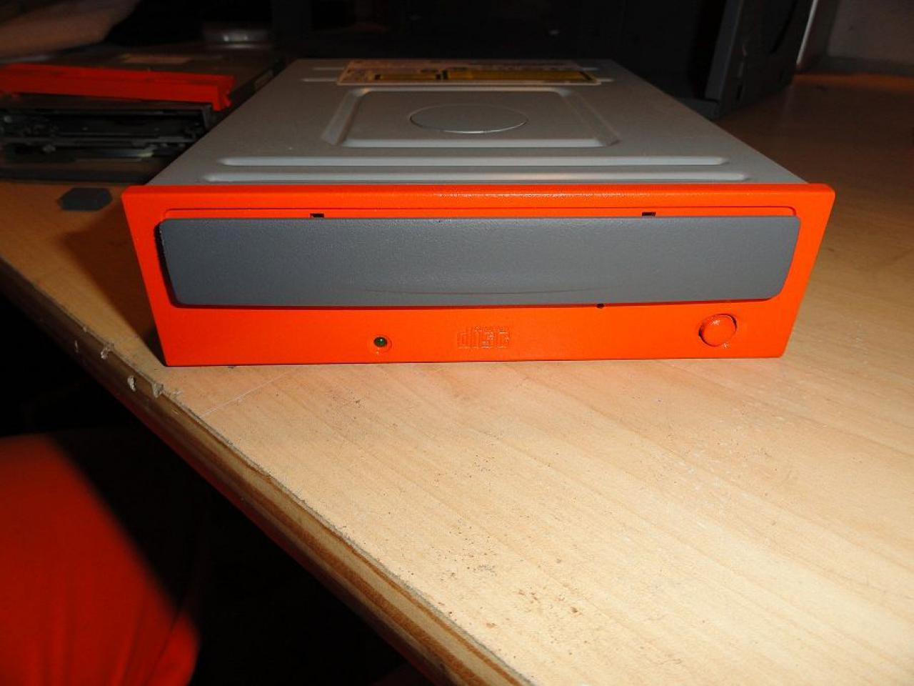 [09/12/2011] Jetzt mit orange-grauen Laufwerken, Board-Beleuchtung und mehr (48)