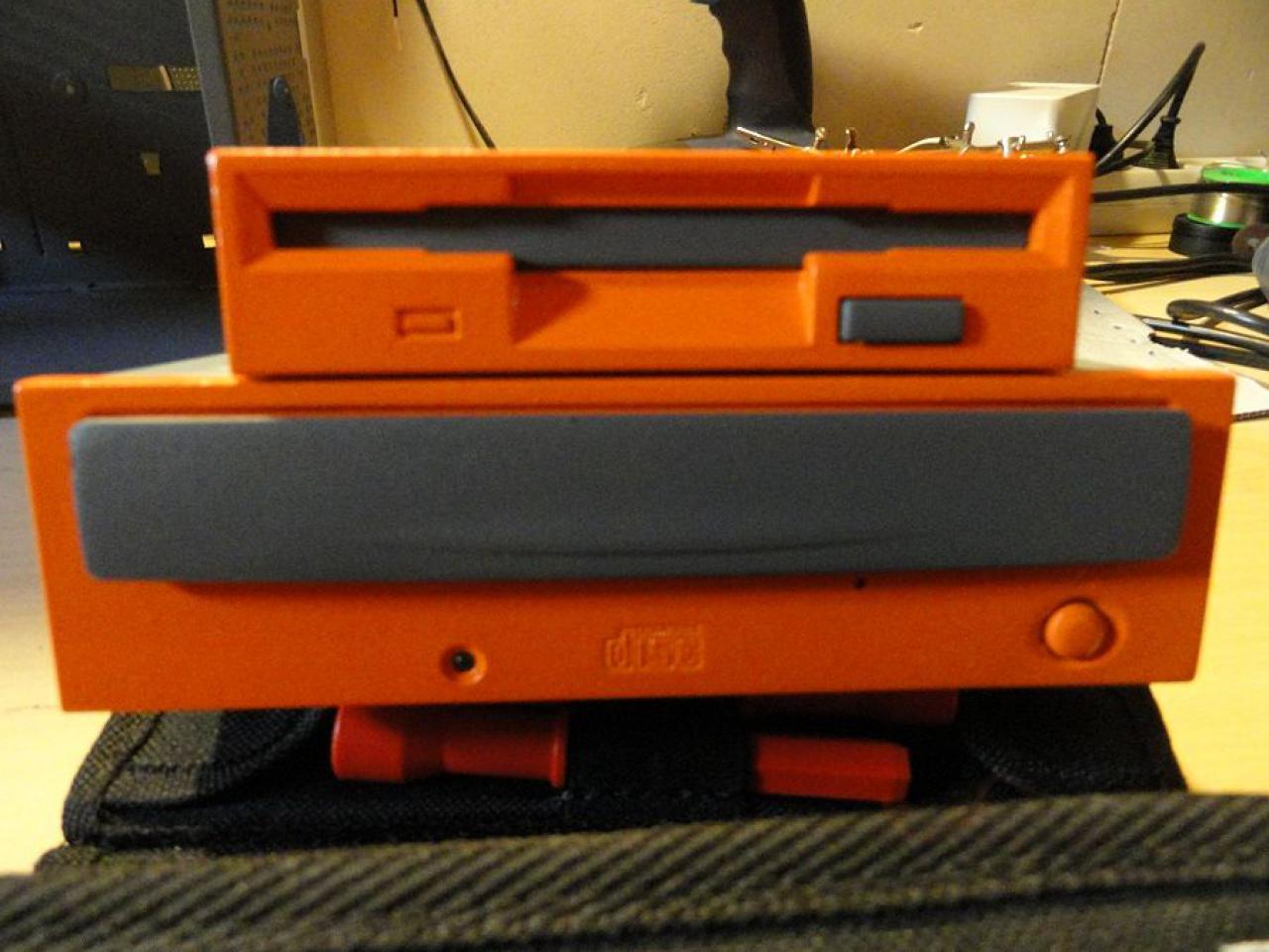 [09/12/2011] Jetzt mit orange-grauen Laufwerken, Board-Beleuchtung und mehr (50)