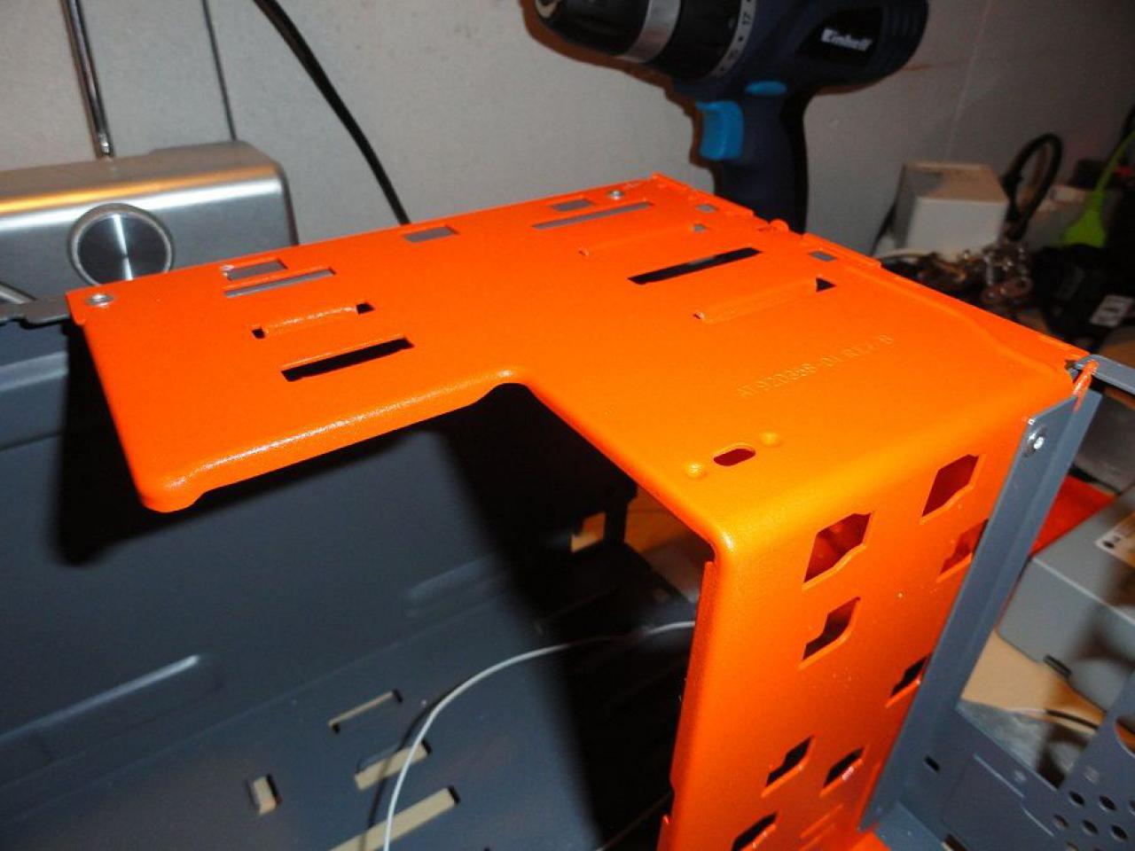 [09/12/2011] Jetzt mit orange-grauen Laufwerken, Board-Beleuchtung und mehr (52)